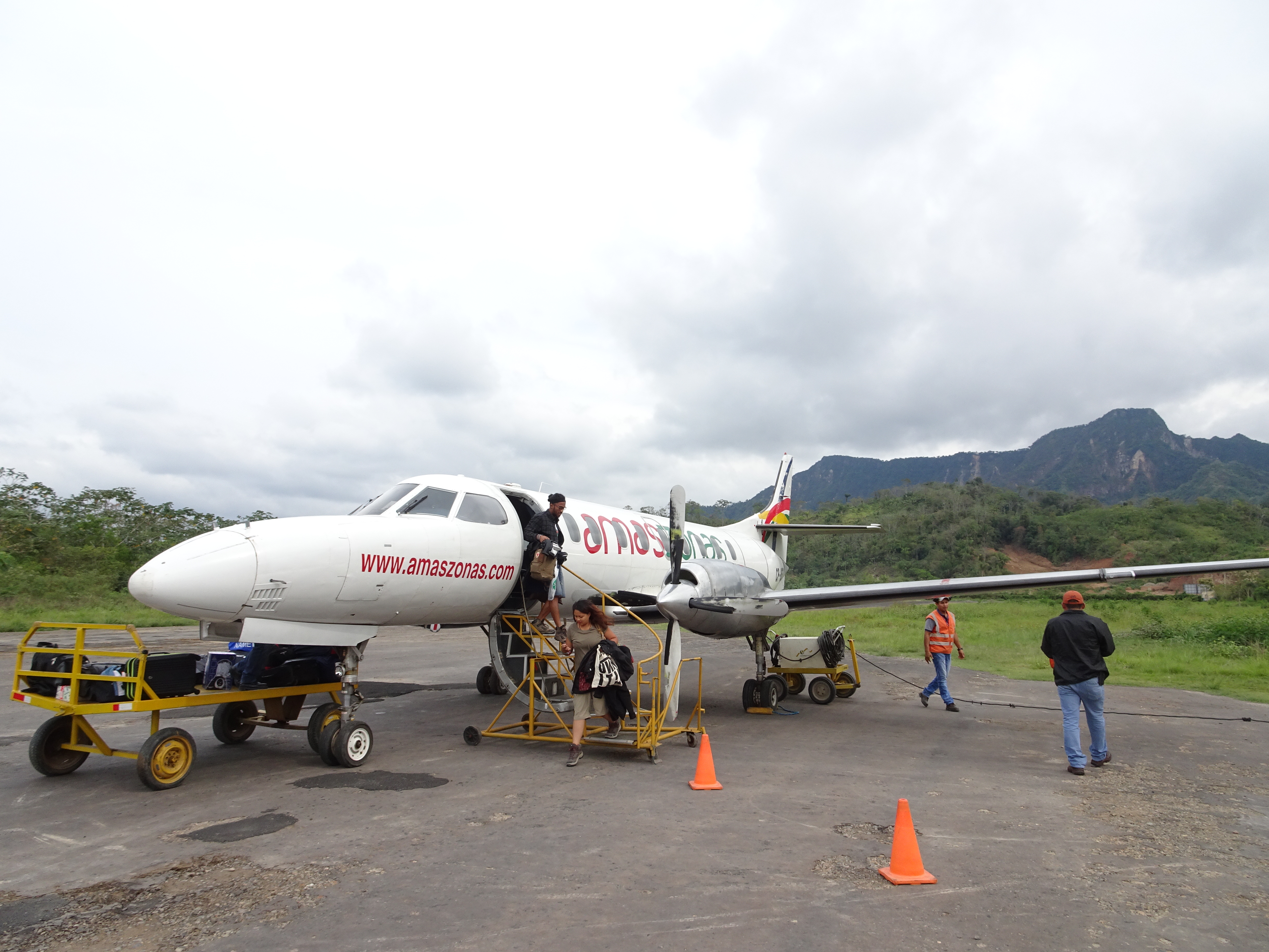 Das Flugzeug von Amaszonas auf dem Flughafen Rurrenabaque