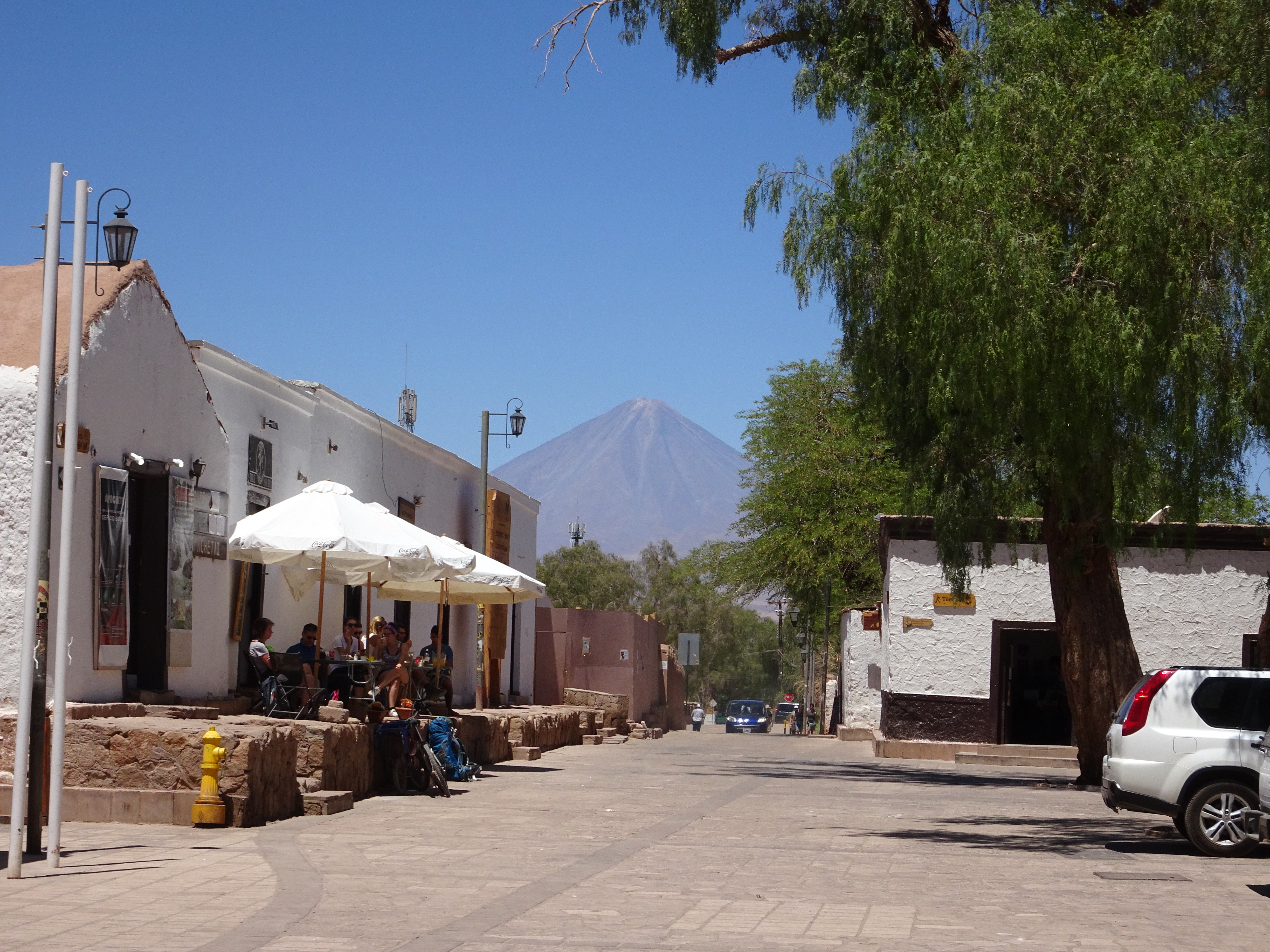 Hauptplatz von San Pedro de Atacama mit Vulkan im Hintergrund