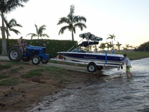 Mit dem Traktor wird das Wakeboarding Boot wieder ausgewassert