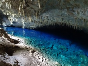 Die Höhle mit dem blauen See