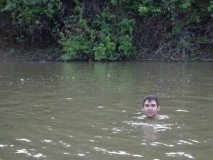 Patrice am Schwimmen mit den Krokodilen und Delfinen