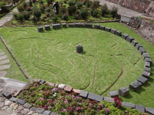 Puma, Kondor und Schlange im Garten der ehemaligen goldenen Stadt Qorikancha (jetzt Dominikaner Kloser)