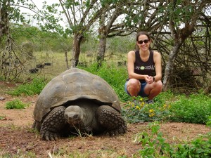 Olivia mit Riesenschildkröte