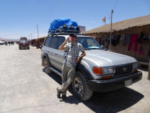 Patrice mit dem Auto für die Tour durch die Salar de Uyuni