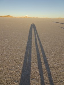 Lange Schatten am Abend in der Salzwüste