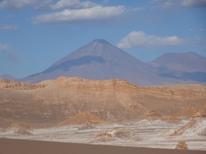 Schöner Vulkan im Hintergrund