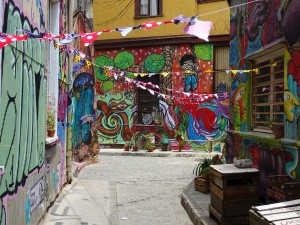 Farbige Gasse in Valparaiso